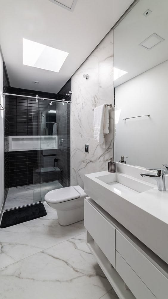 banheiro preto e branco com detalhes dourados