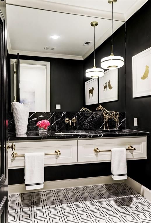 banheiro preto e branco com pastilhas