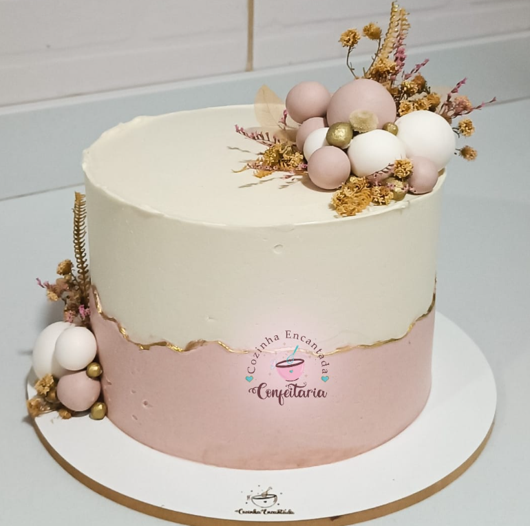 quanto custa um bolo feminino simples decorado