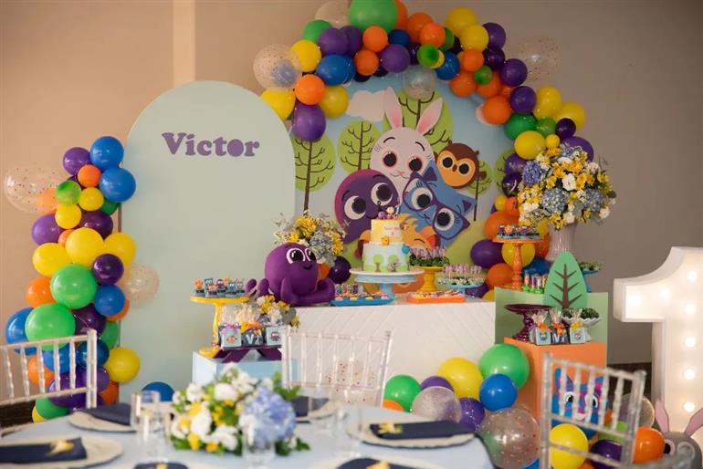 painel de TNT bolofofos para festa de 1 ano