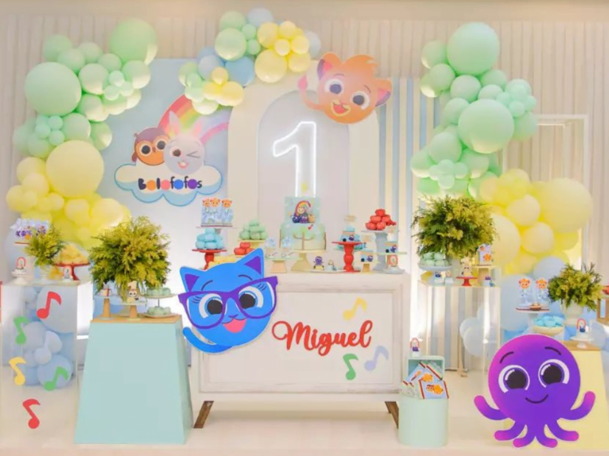 painel de TNT bolofofos para festa de 1 ano