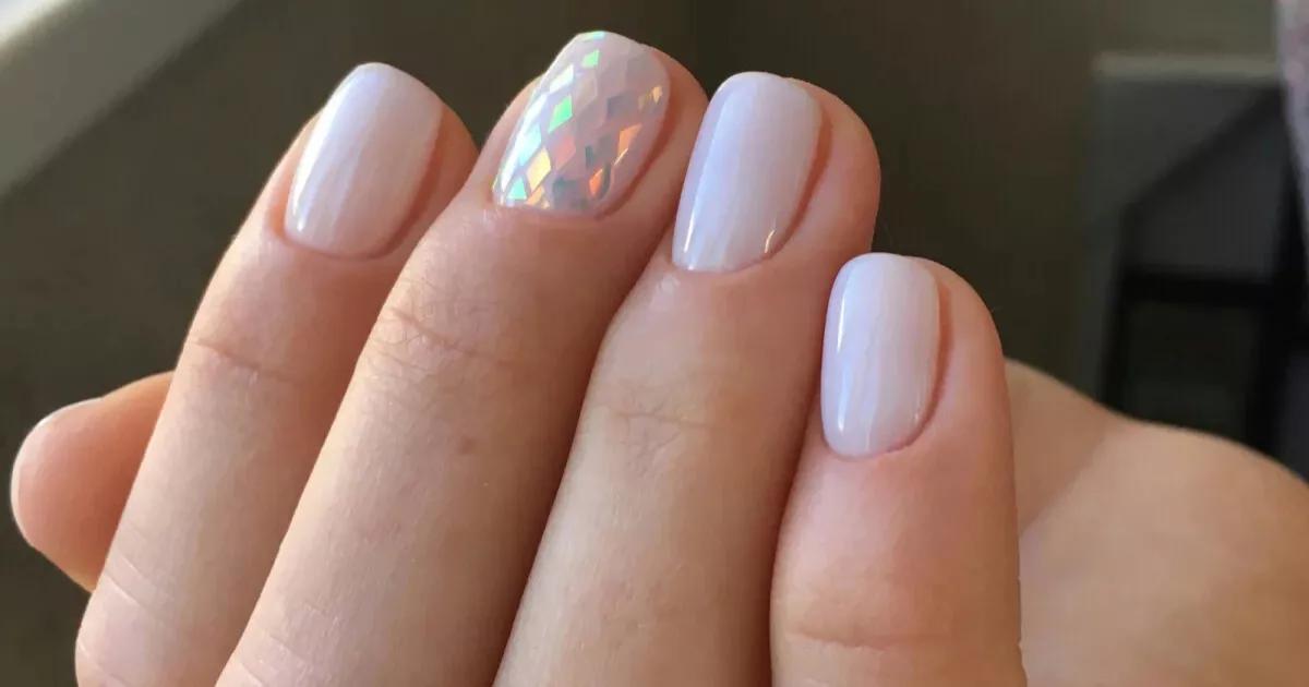 ideias de unhas brancas decoradas para festas