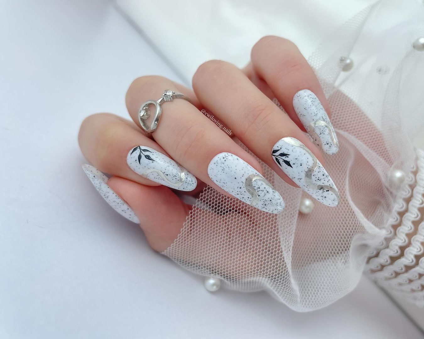 quanto custa fazer unhas brancas decoradas