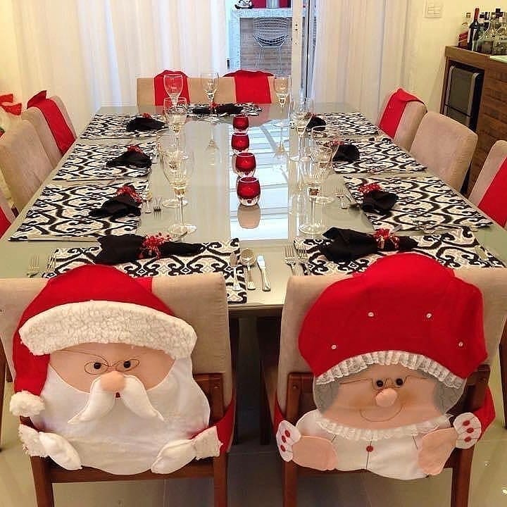 enfeites de mesa natal com pinhas e velas