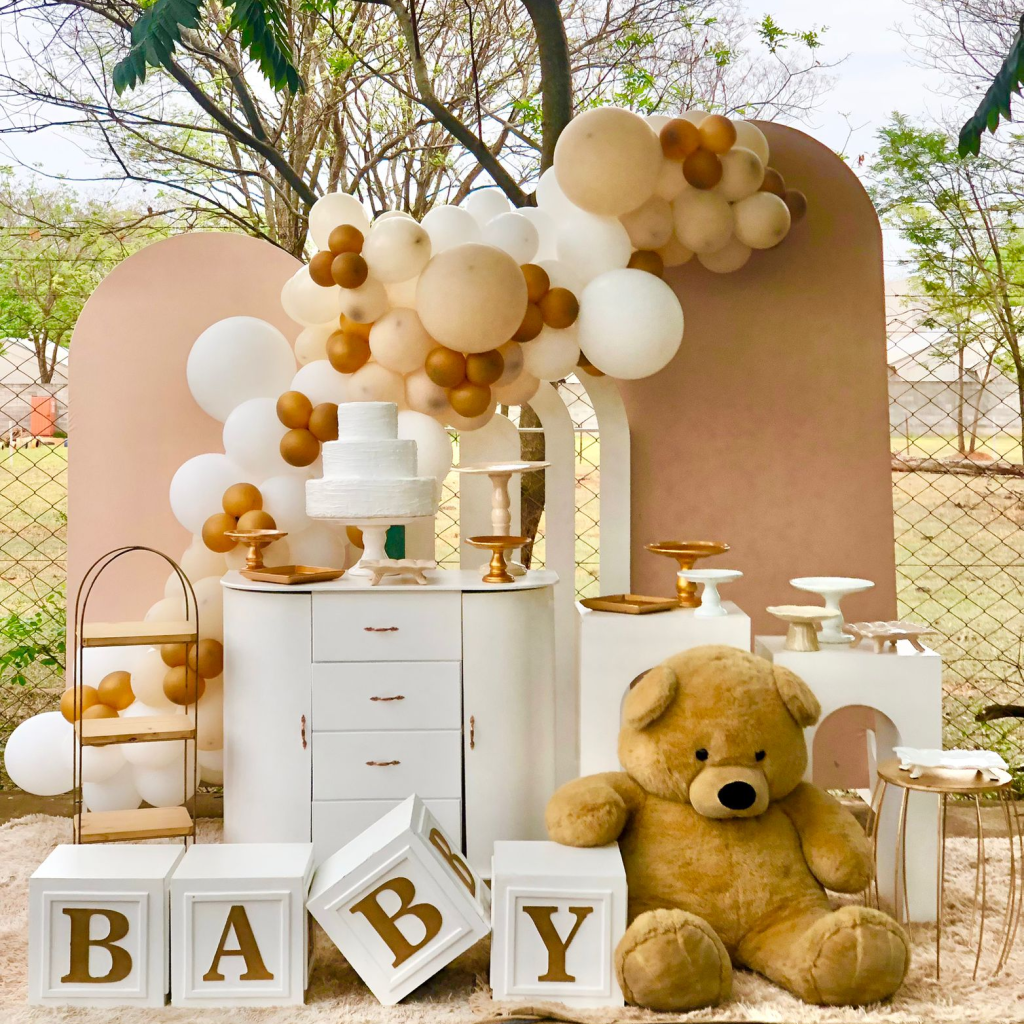 decoracao cha revelacao ursinho bege e branco simples