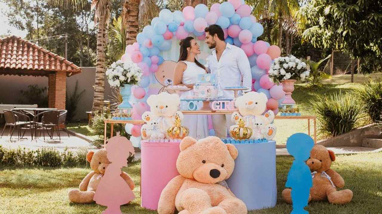 decoração chá revelação simples ao ar livre vs decoração interna