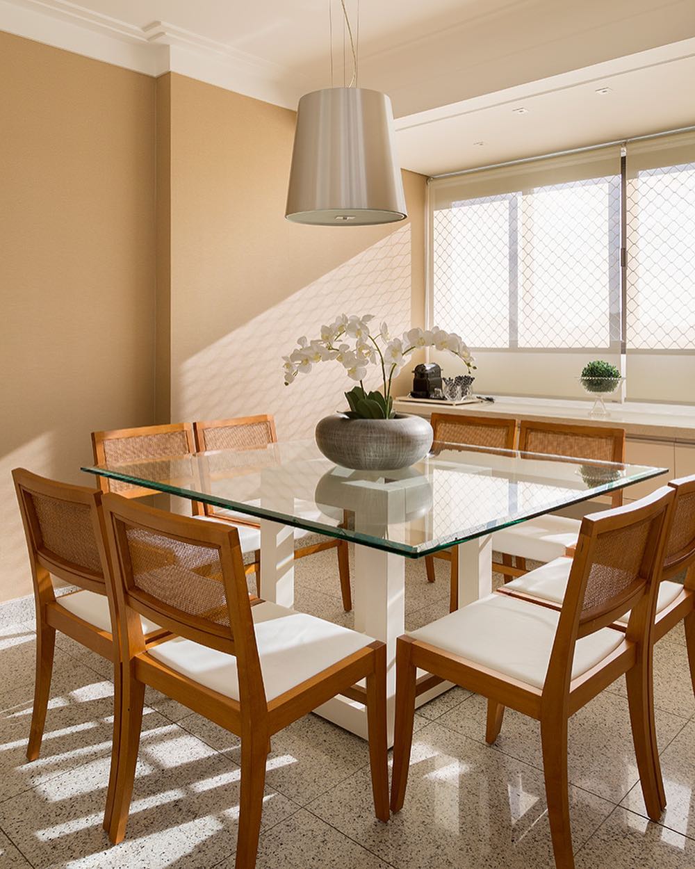 10 ideias decoração mesa vidro sala jantar pequena