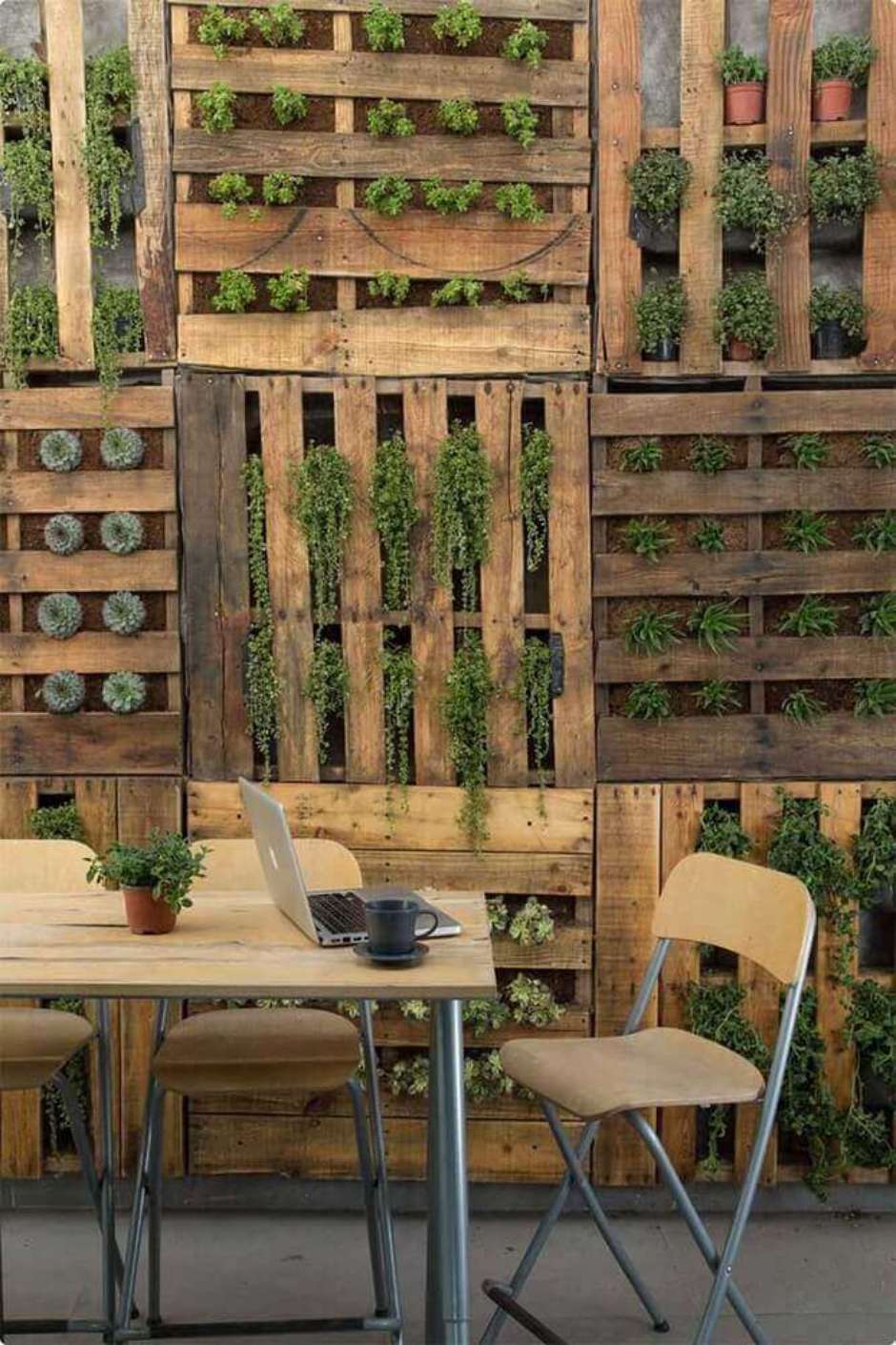 como fazer painel de pallet para jardim vertical pequeno
