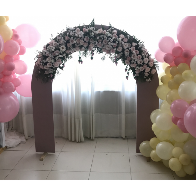 decoração com painel romano vazado