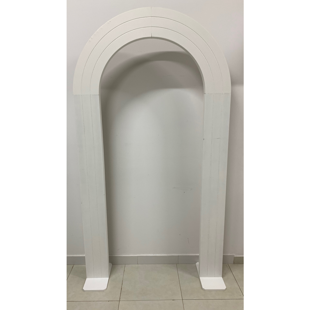 como decorar painel romano vazado com balões desconstruídos