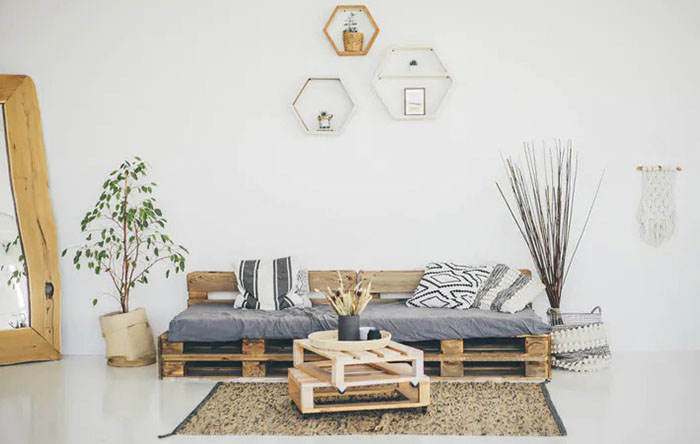 pallet vs madeira maciça para decoração de sala