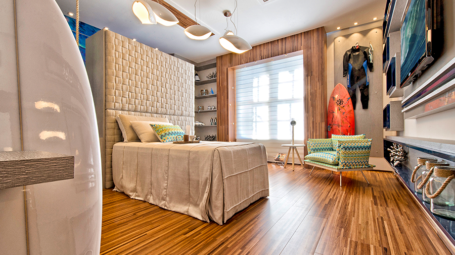 Quarto com piso de madeira