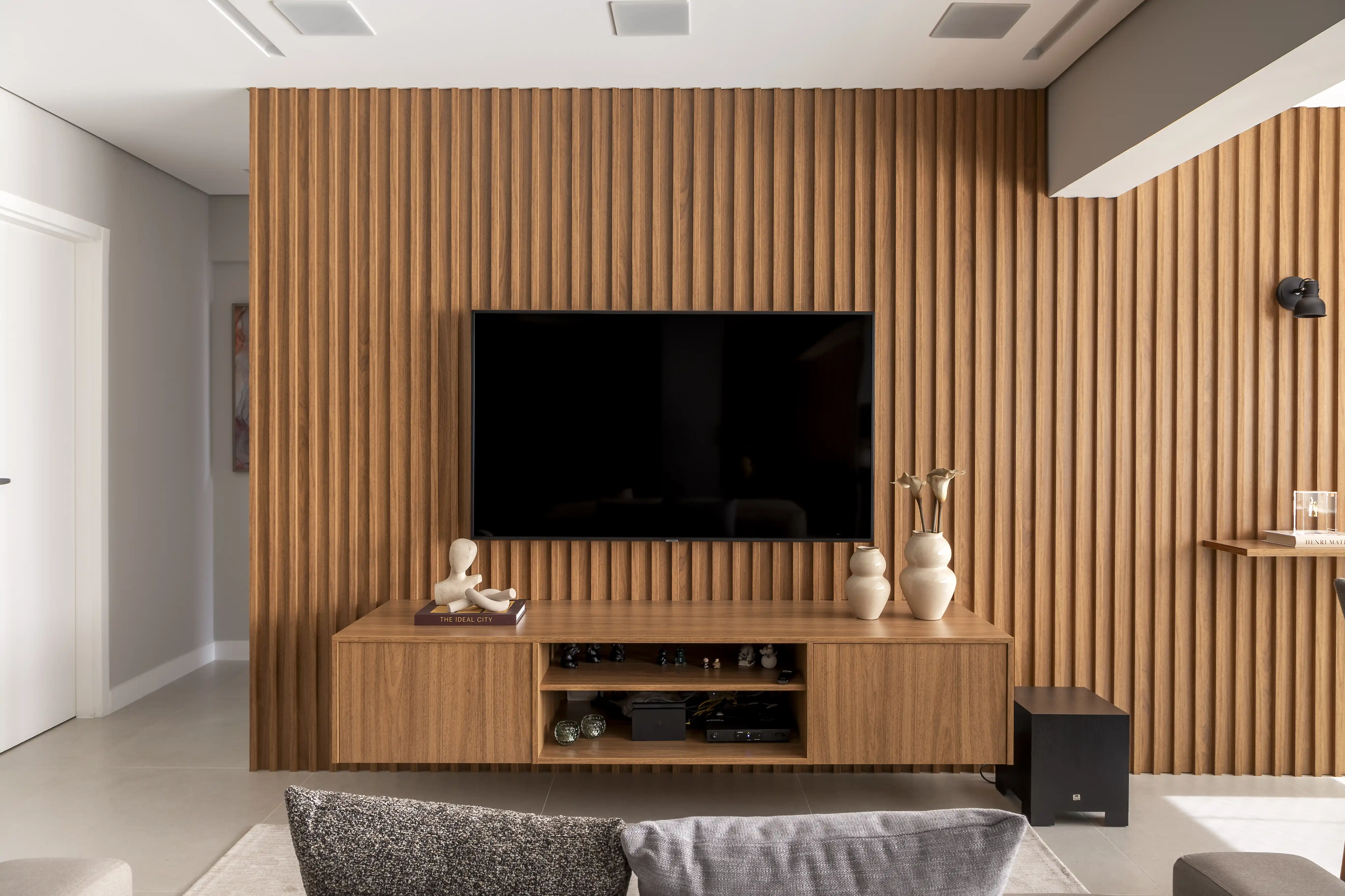 ideias de decoração com painel ripado para sala pequena