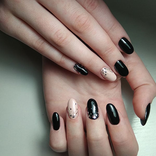 como evitar bolinhas no esmalte preto