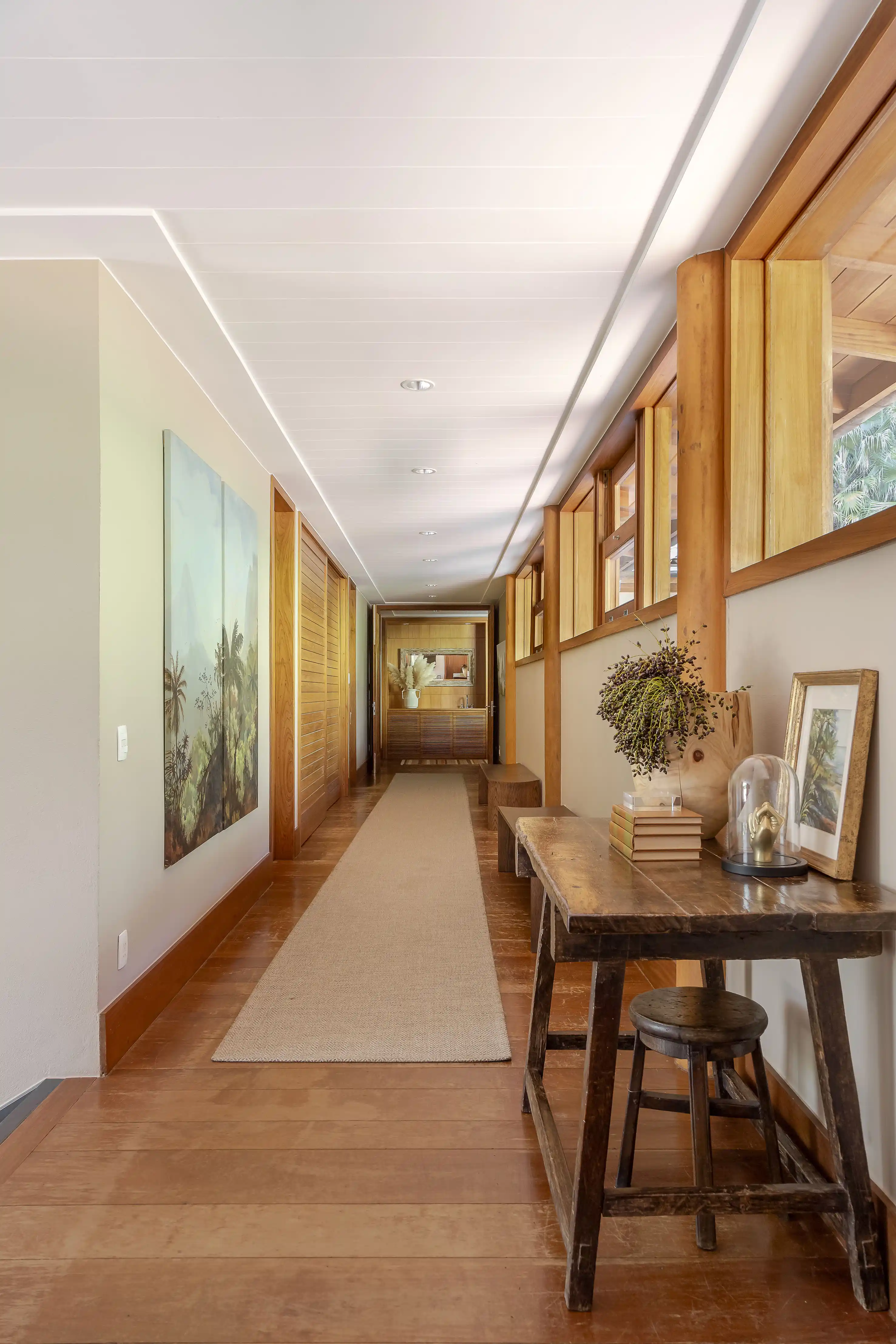 decoração corredor com quadros