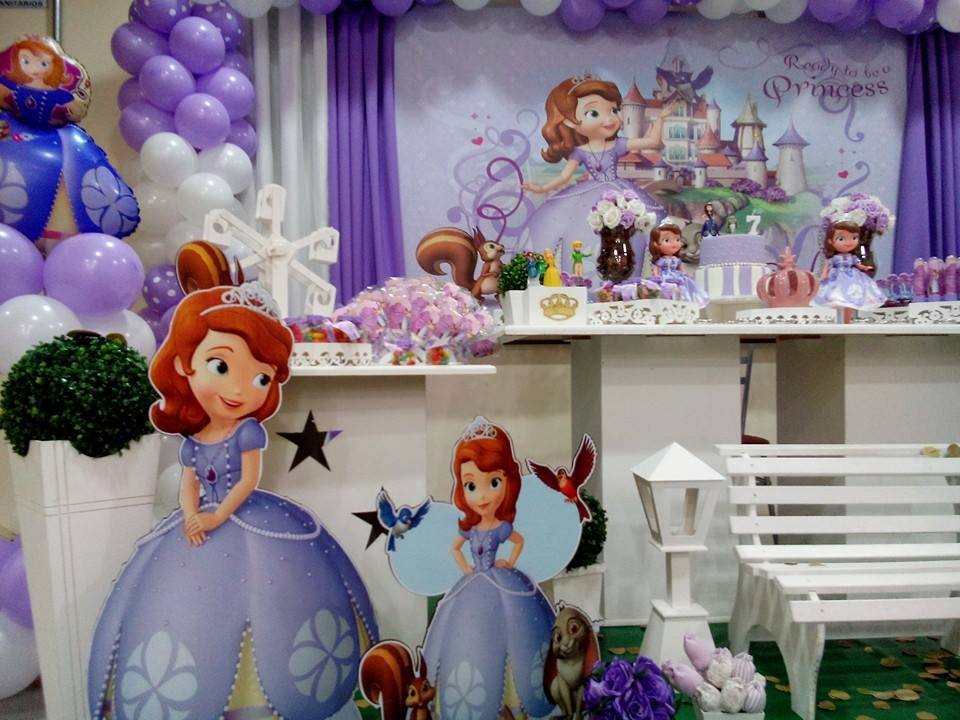 cores da decoração Princesa Sofia (lilás, violeta, dourado, branco)