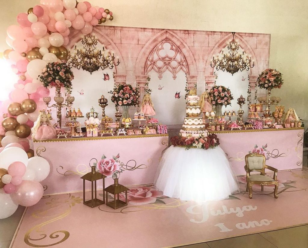 como fazer painel de castelo para festa de princesa