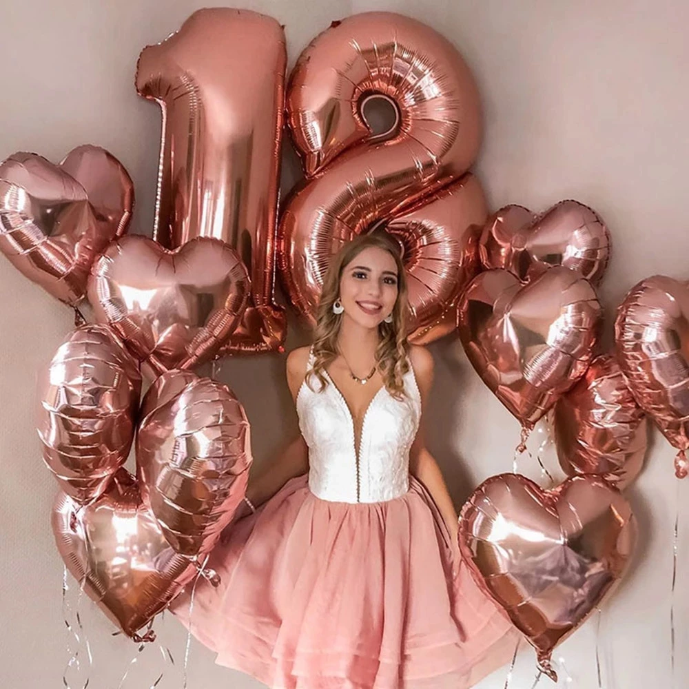 decoração de 18 anos feminina com balões pretos e dourados