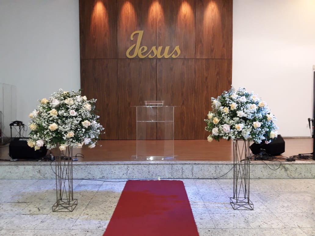 decoração altar igreja evangélica pequena