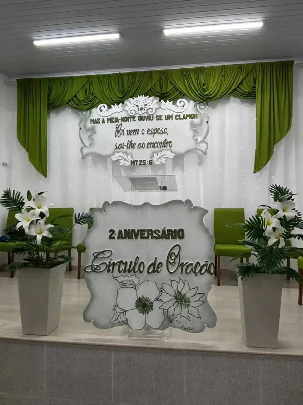 decoração altar igreja evangélica para culto de mulheres