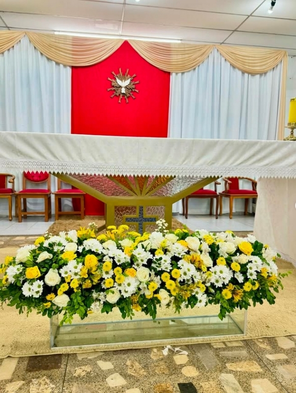 decoração altar igreja evangélica com flores