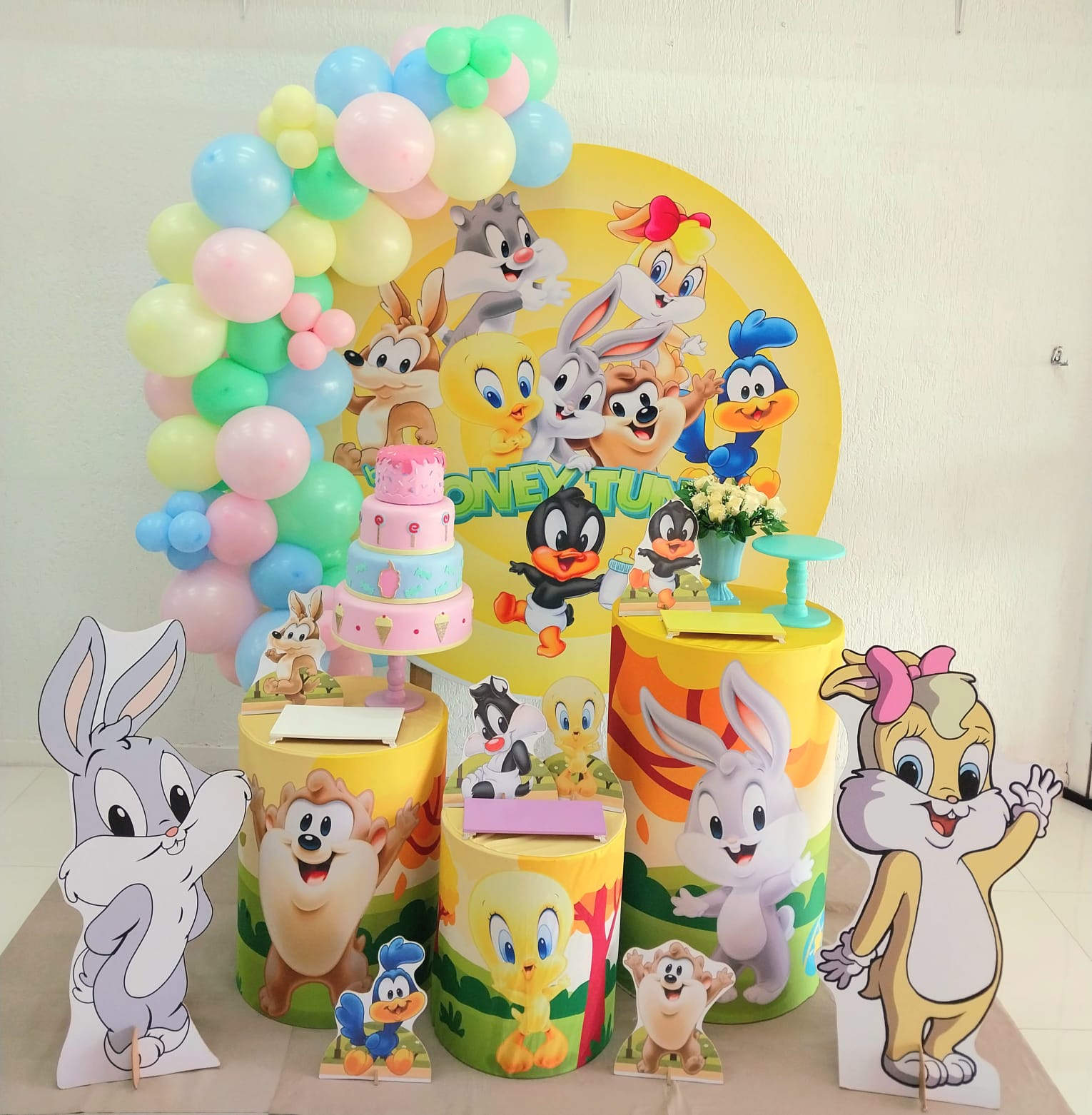 quanto custa uma decoração de festa baby looney tunes