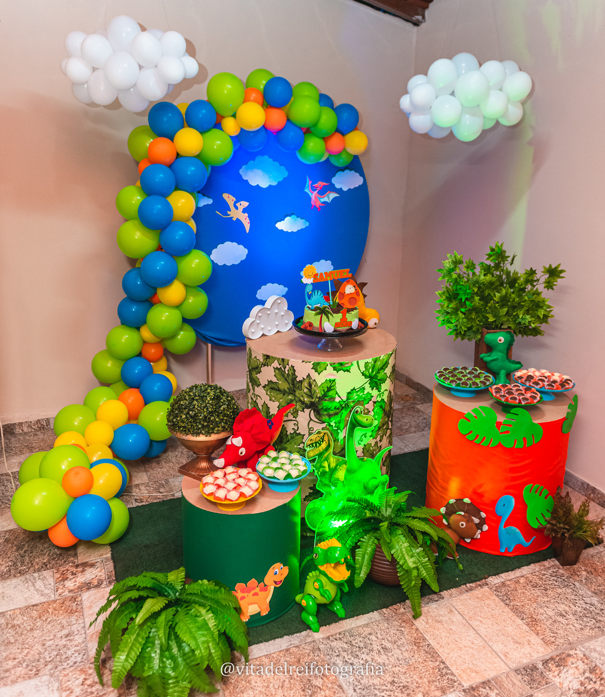 decoração de festa de 1 ano simples vs elaborada