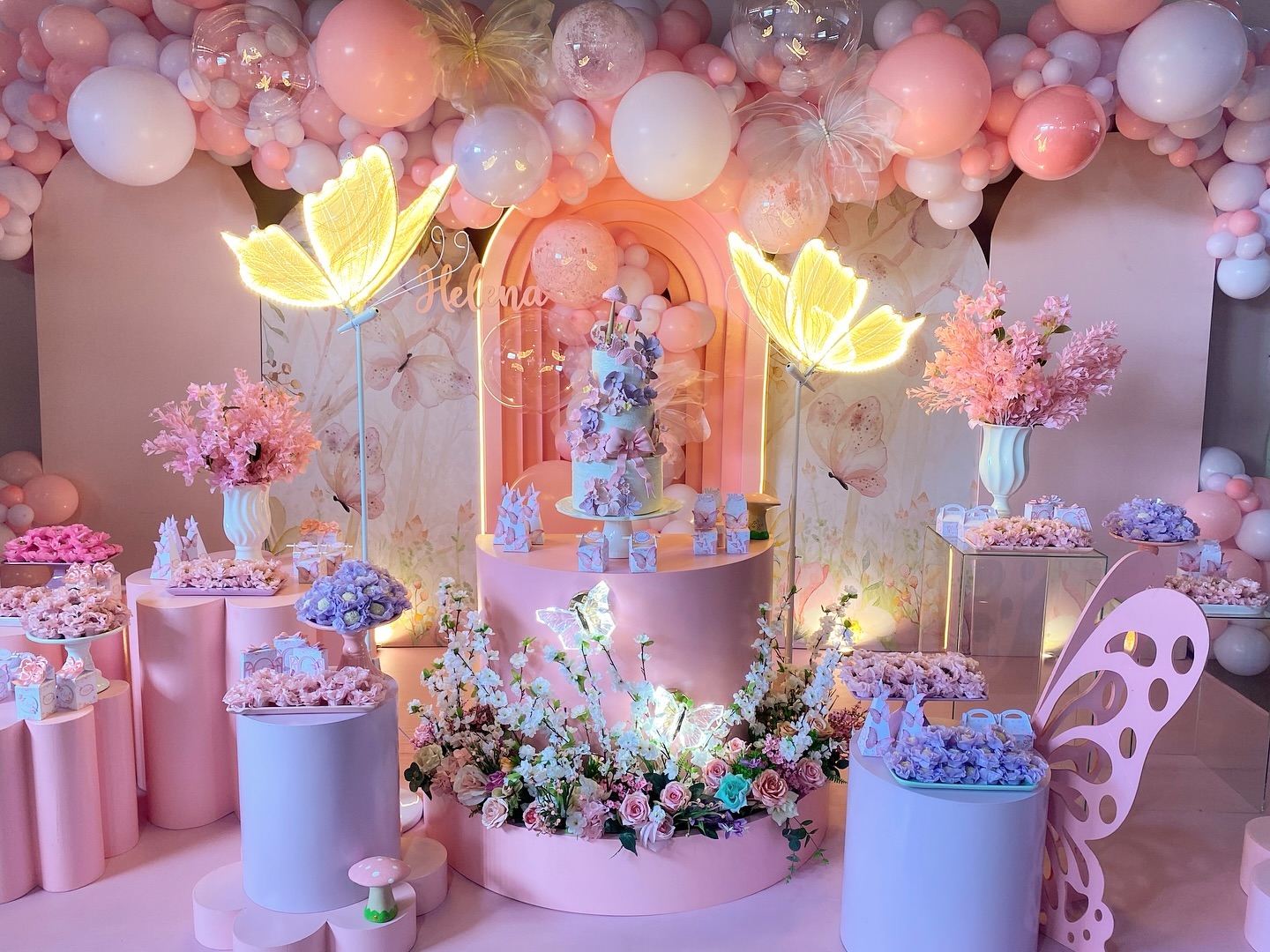 decoração mini table versus festa tradicional 1 ano menina