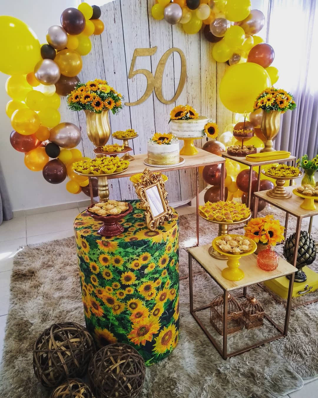 ideias de decoração de aniversário de 50 anos feminino simples e elegante