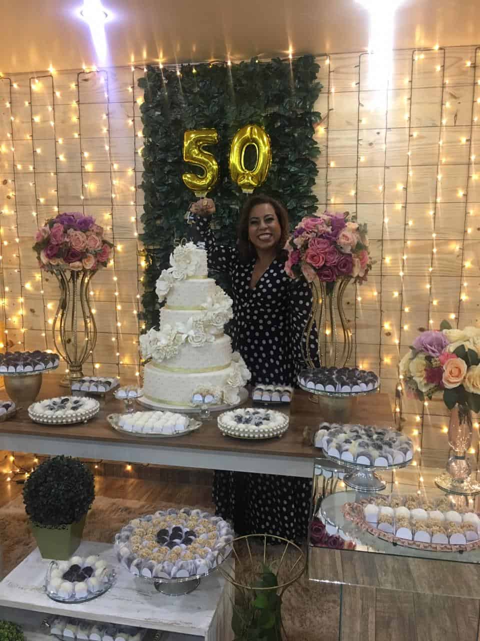 ideias de decoração de aniversário de 50 anos feminino simples e elegante