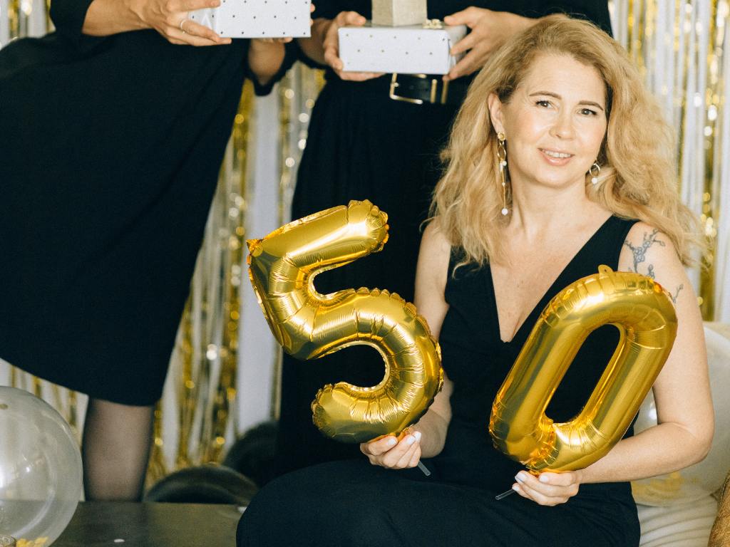 decoração de 50 anos simples vs decoração elaborada