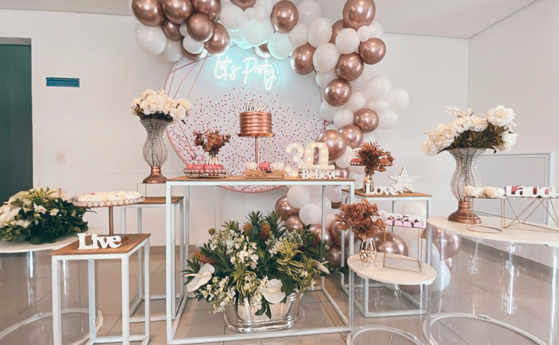 decoração rose gold vs dourado para festas