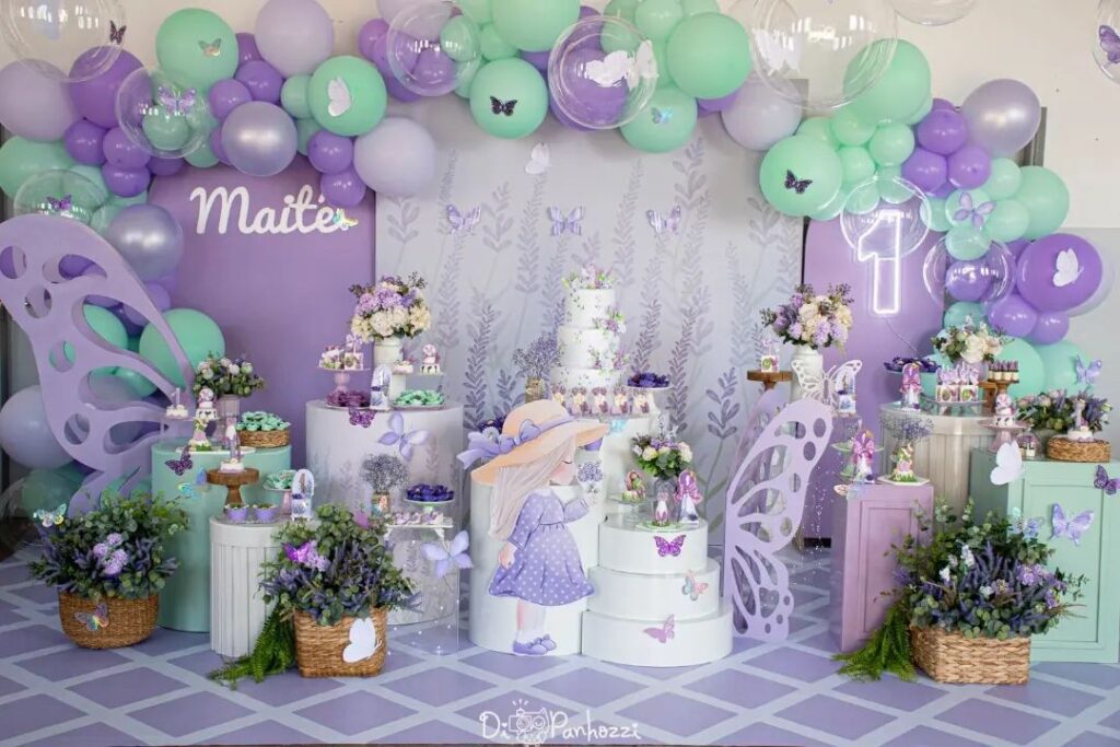 decoração mesa bolo aniversário roxa com flores naturais