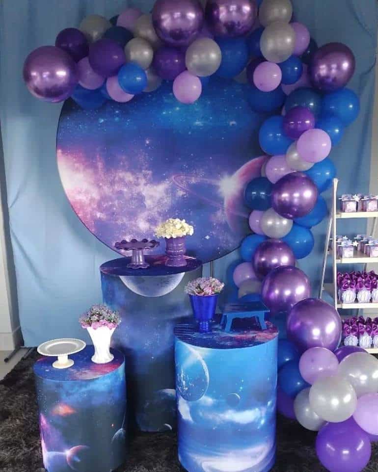 ideias criativas decoração aniversário roxa simples