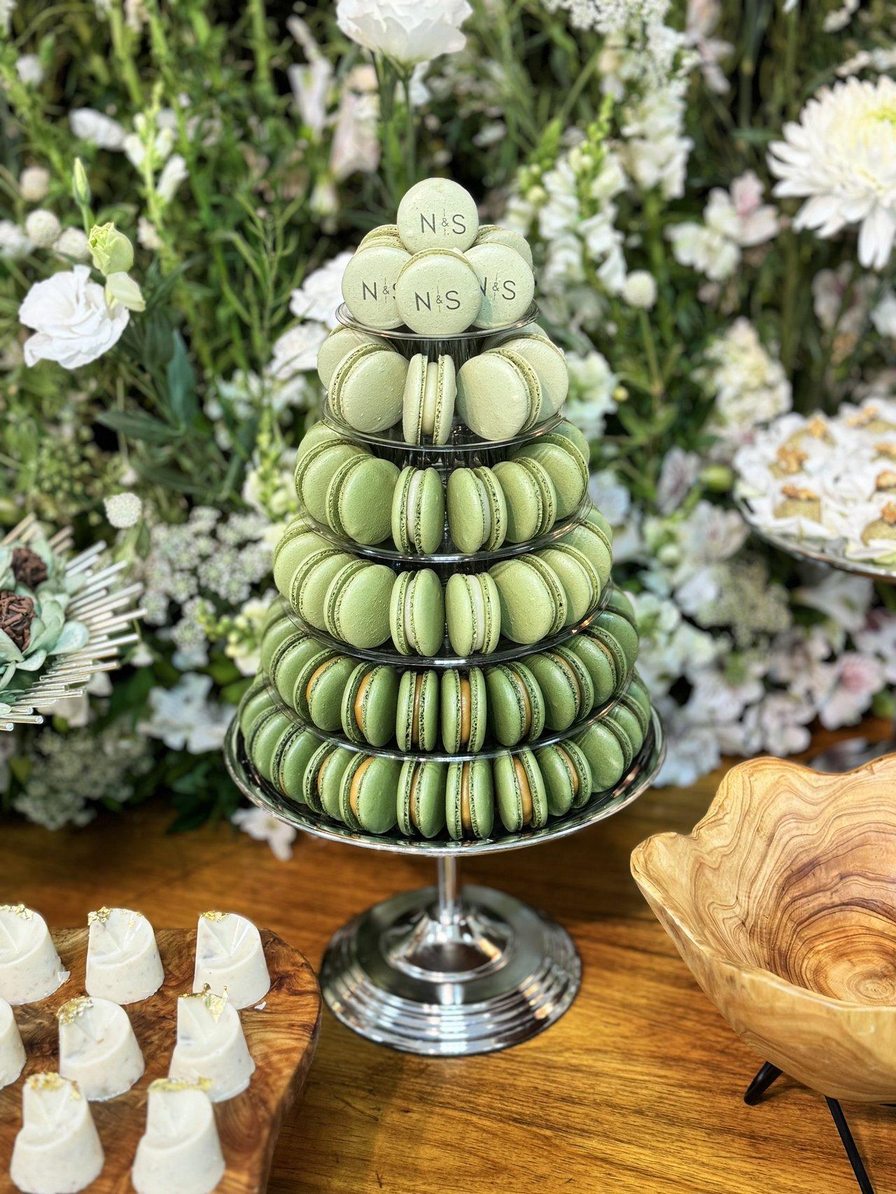 decoração de aniversário verde e dourado simples