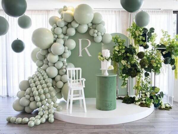 ideias de decoração de aniversário verde e dourado simples