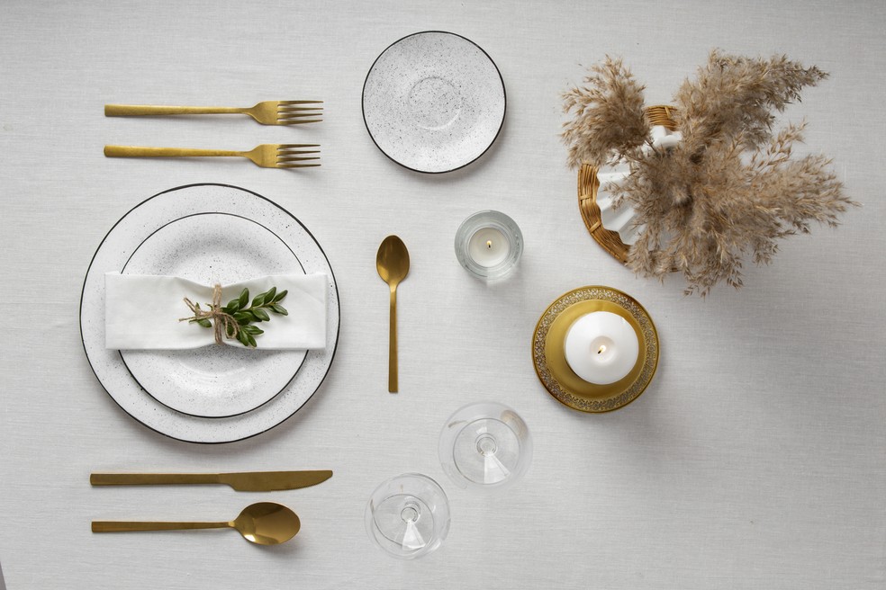 erros comuns decoração mesa reveillon evitar