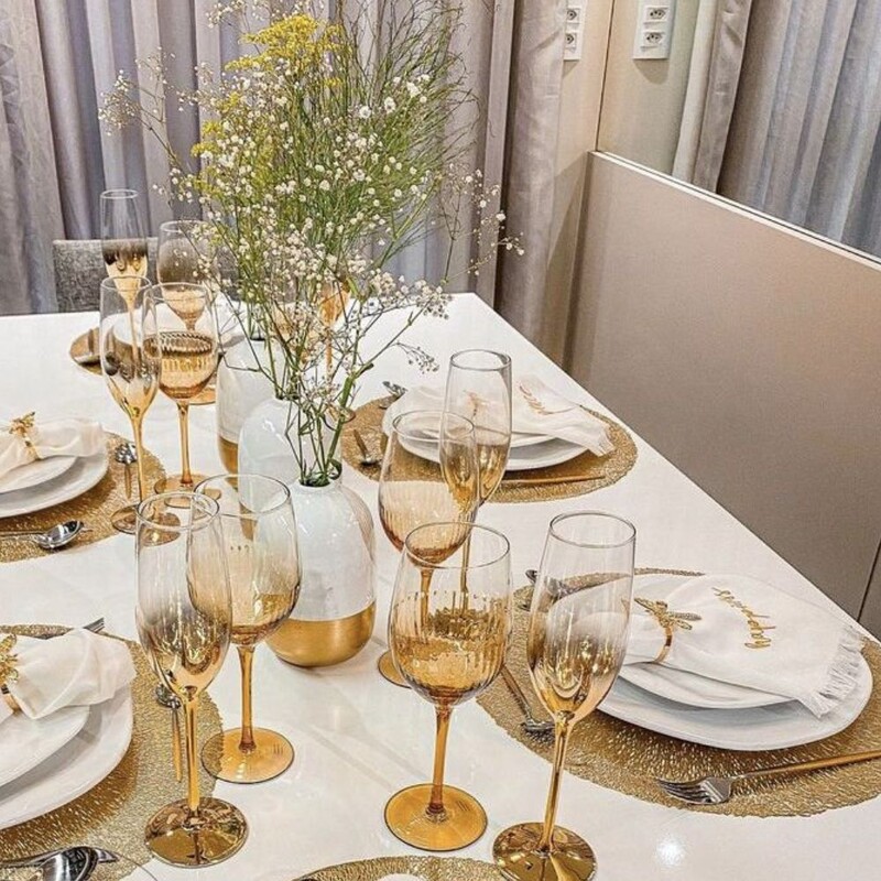 decoração mesa ano novo minimalista versus luxuosa