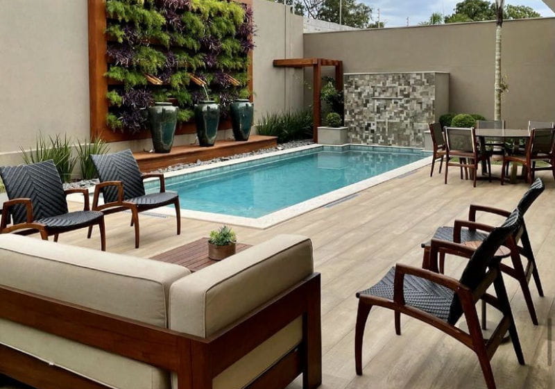 como escolher piso antiderrapante para área de piscina