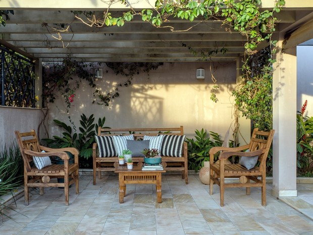 jardim vertical vs móveis planejados área externa pequena