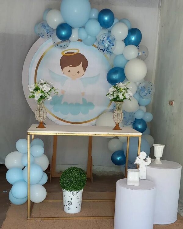 decoração batizado menino azul e branco vs verde sálvia