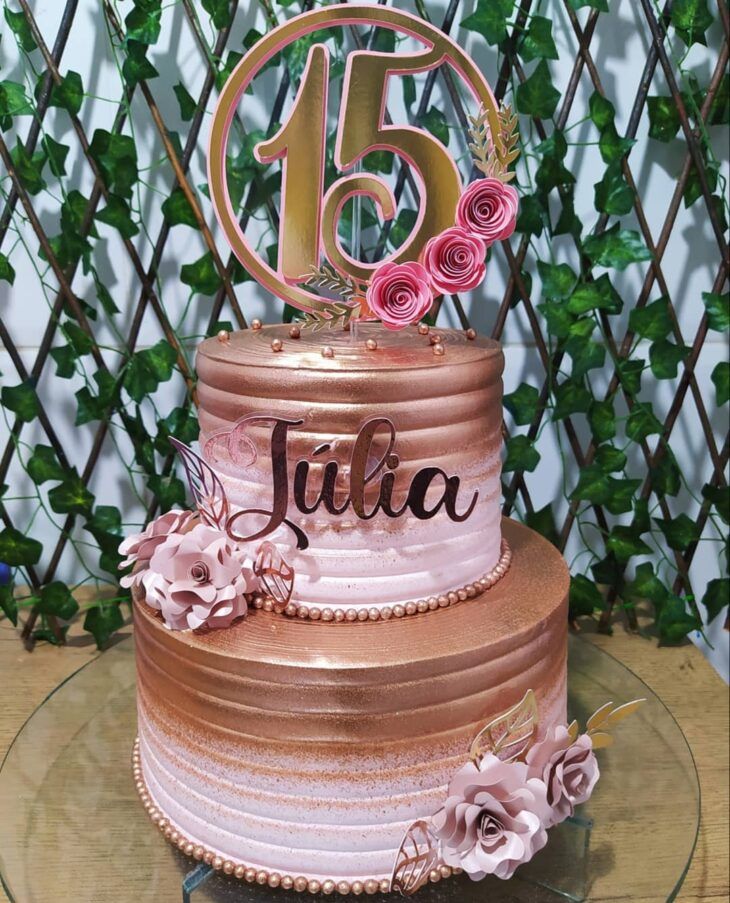decoração bolo 15 anos moderno