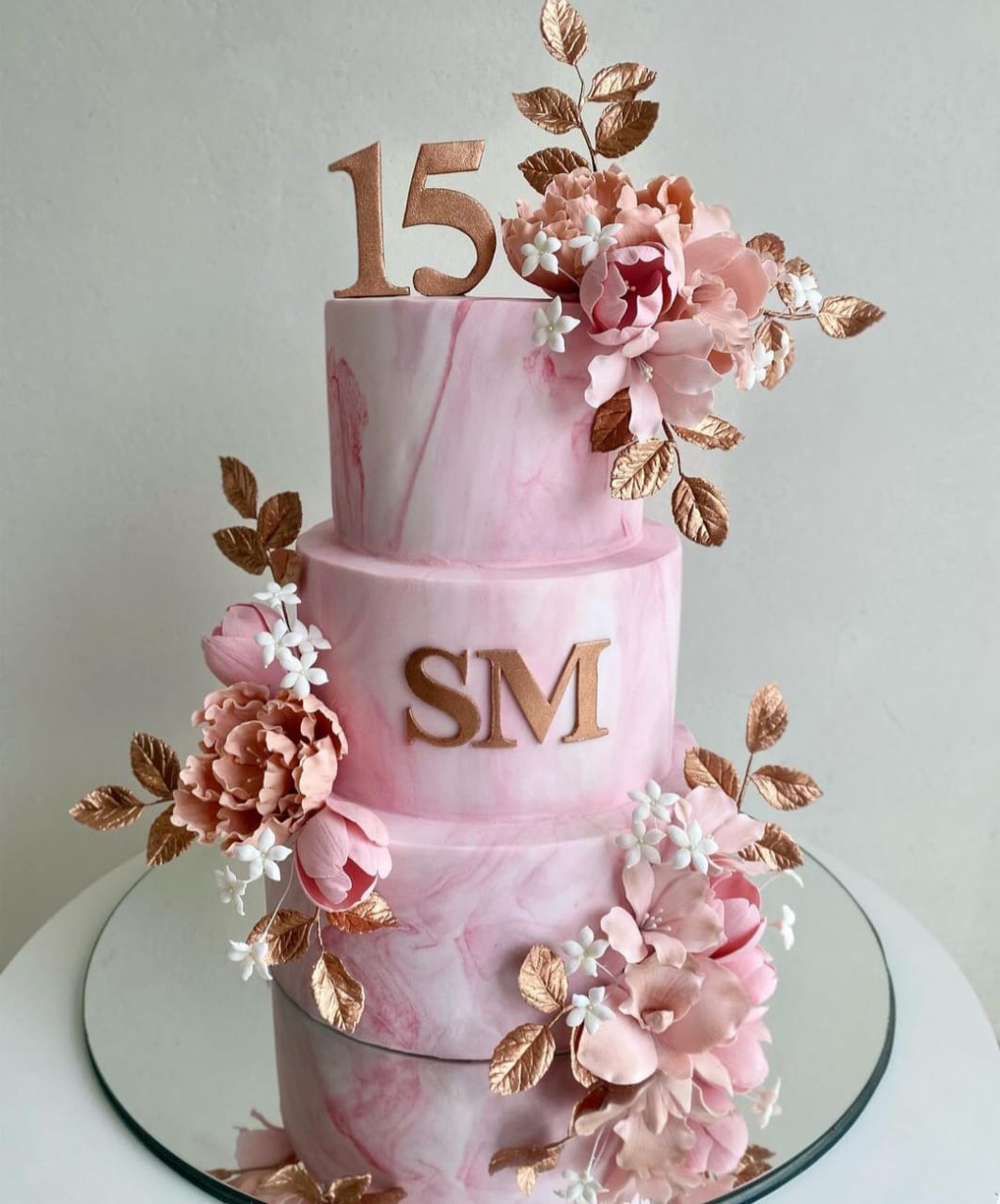 decoração bolo 15 anos moderno