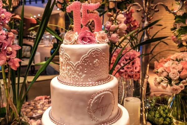 decoração bolo 15 anos preto e dourado