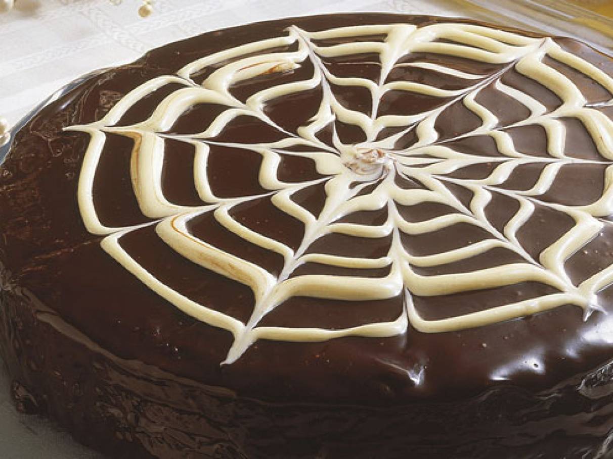 decoração de bolo de chocolate com frutas