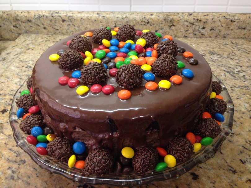 decoração de bolo de chocolate com raspas