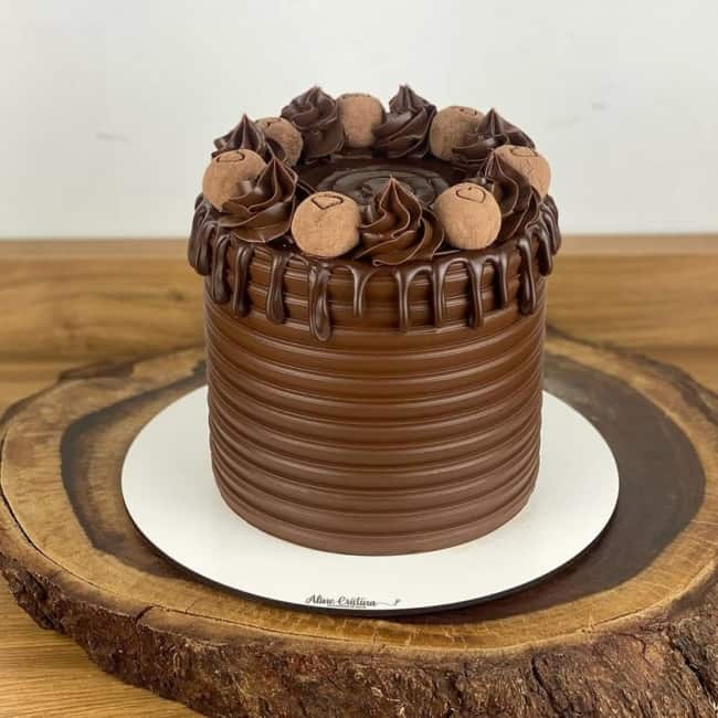 decoração de bolo de chocolate com bicos