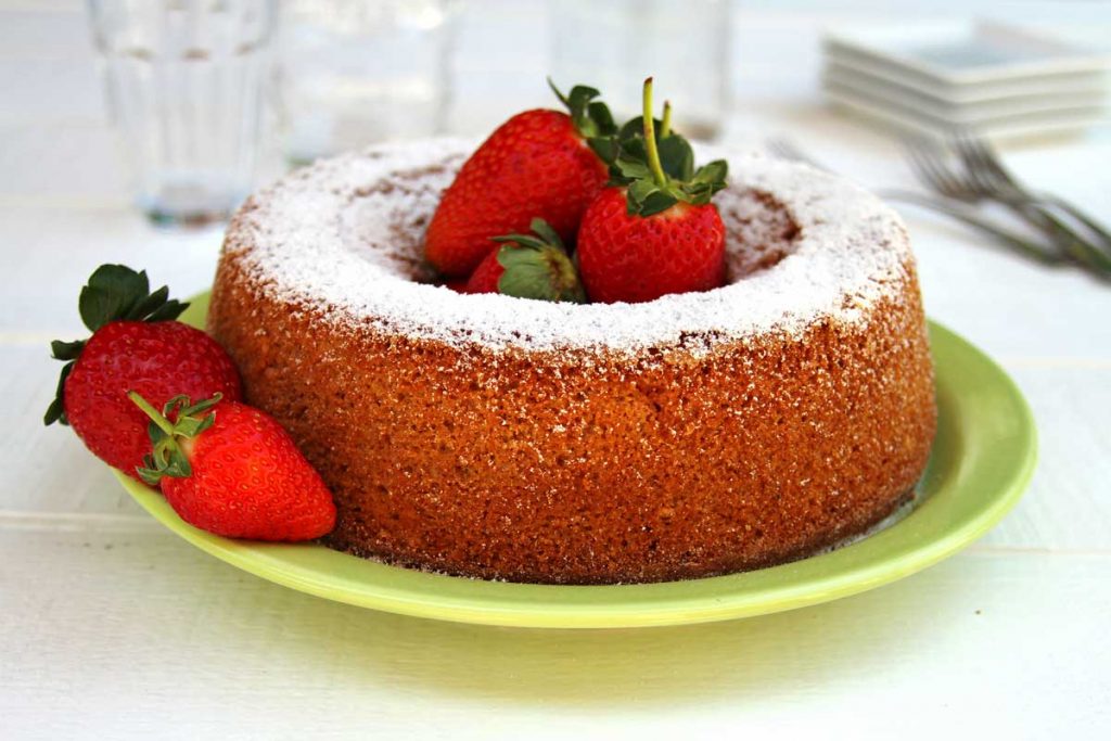 Ideias de decoração de bolo com morangos e chocolate