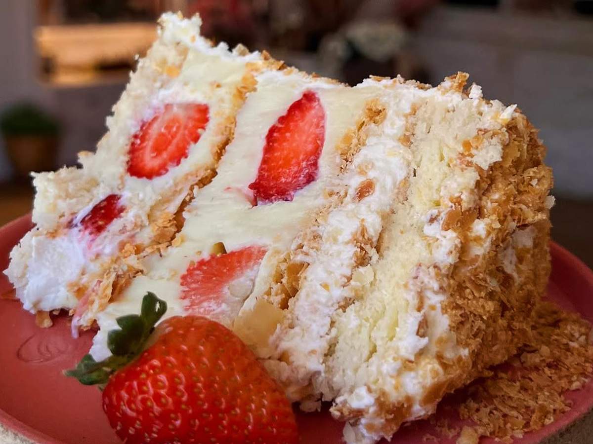 Bolo de pote com morangos decoração