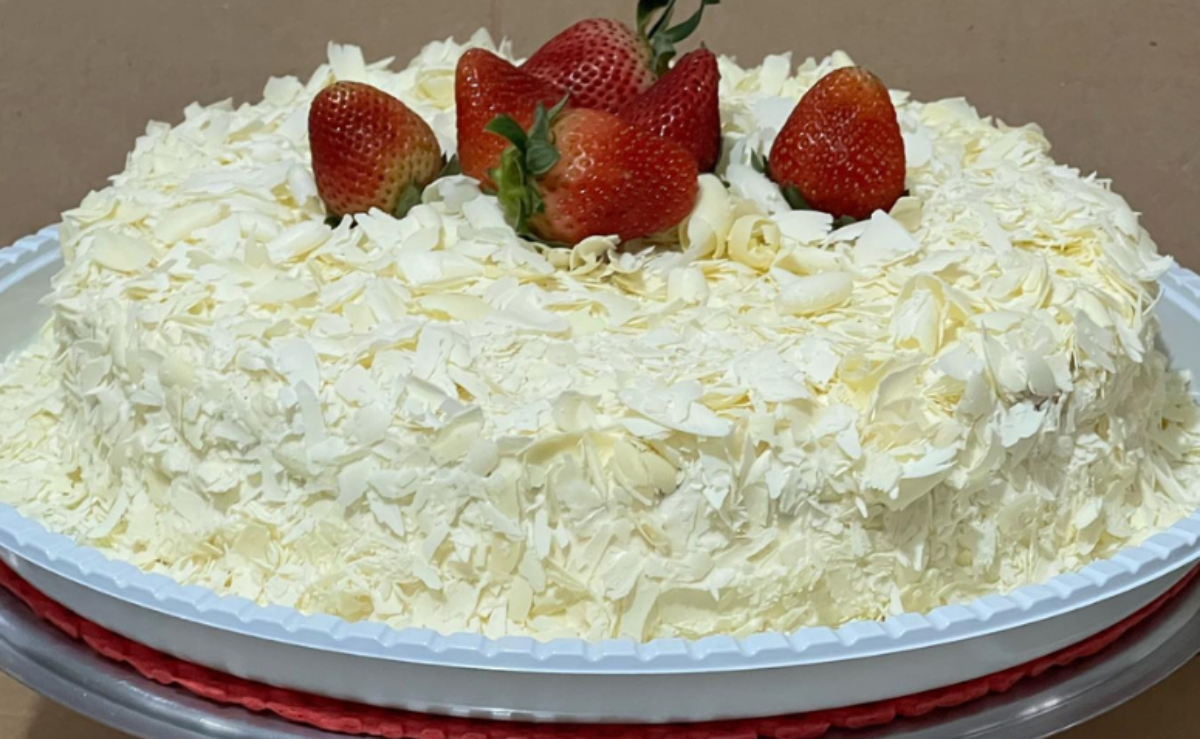 Decoração de bolo com morangos e cream cheese